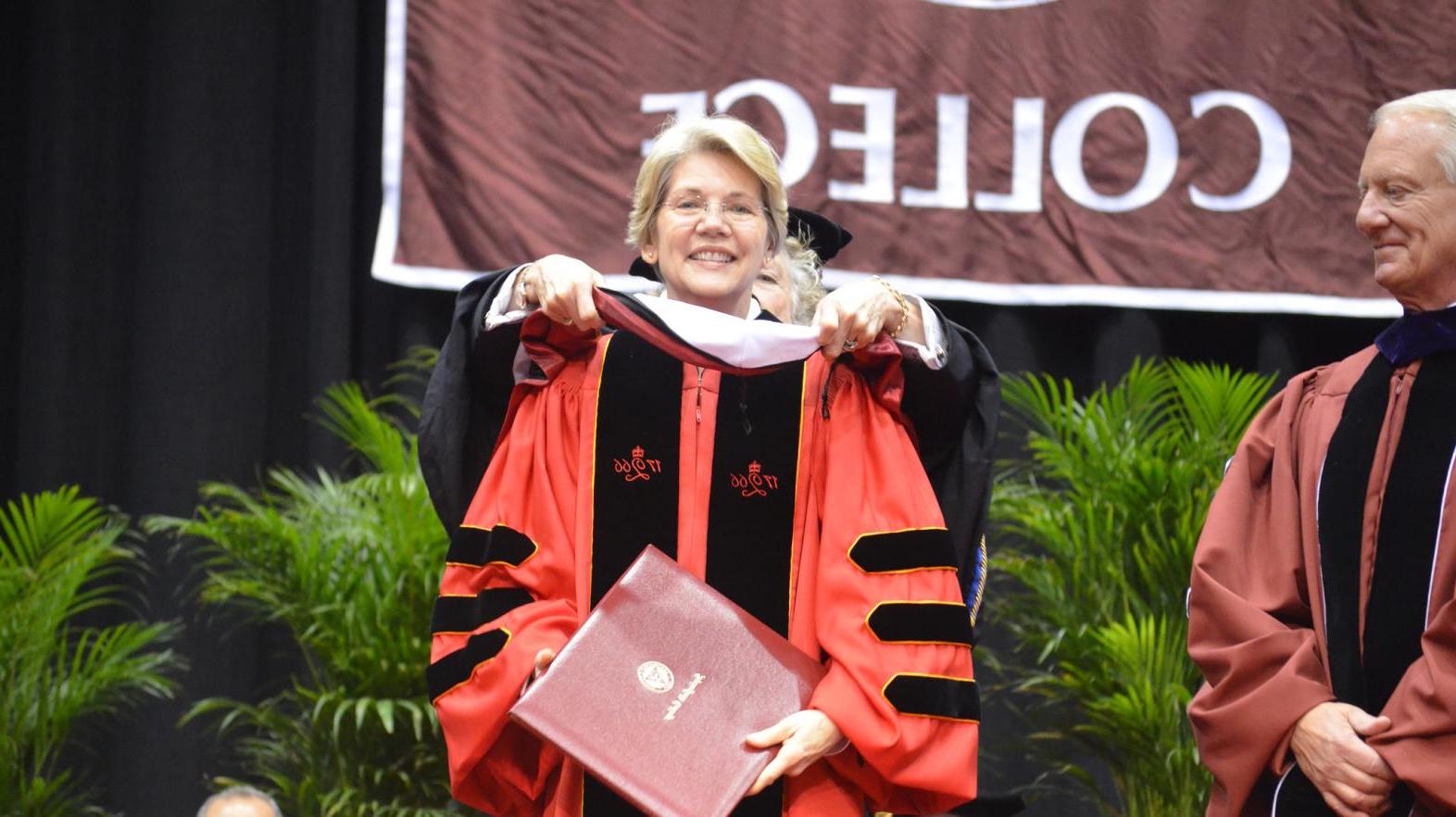 U.S. 5月19日，参议员伊丽莎白·沃伦在大学毕业典礼上发表演讲.
